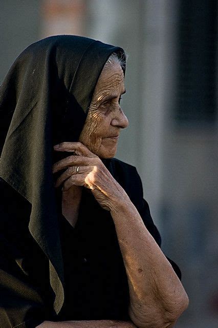 donna anziana con velo bianco in chiesa