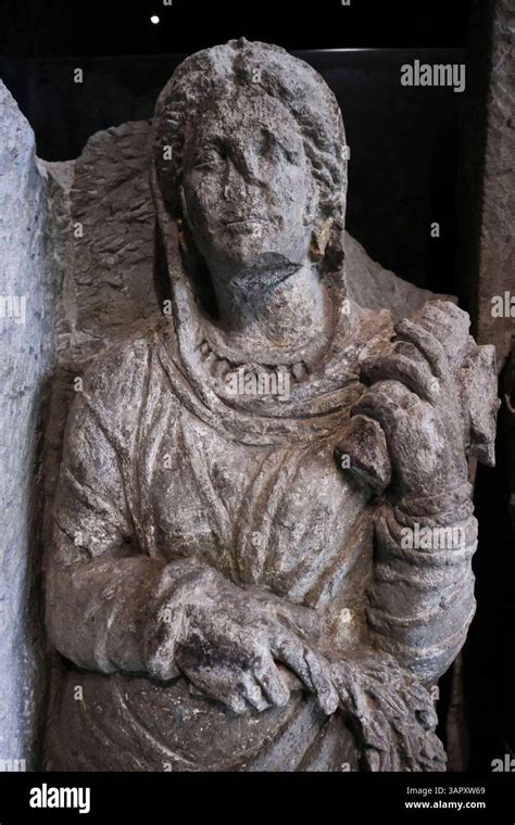 rilievo antico con figura femminile velata