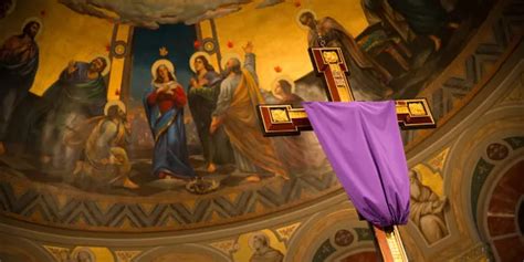 crocifisso coperto da velo viola in chiesa