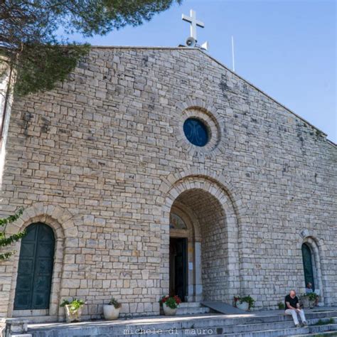 Foto panoramica del Santuario di Santa Maria del Monte immerso nel paesaggio boschivo