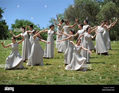 Foto di persone vestite elegantemente per una cerimonia religiosa
