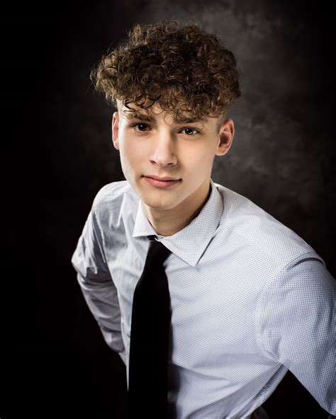 Foto di un ragazzo vestito elegantemente per la Cresima (completo o spezzato)