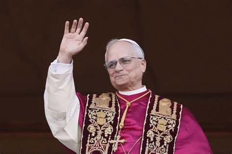 Foto di Papa Leone XIV mentre saluta la folla dalla loggia centrale della Basilica di San Pietro dopo l'elezione