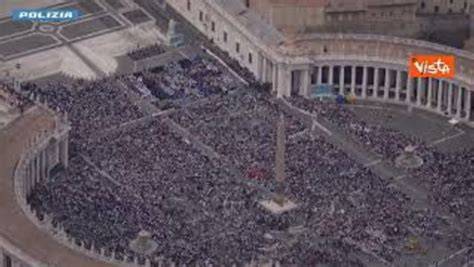 Vista aerea di Piazza San Pietro gremita di fedeli durante la messa di insediamento del Papa