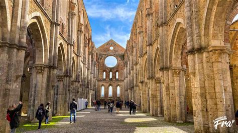 Interno della navata centrale dell'Abbazia di San Galgano, evidenziando gli archi a sesto acuto