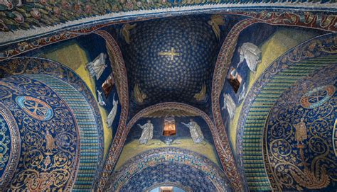 Interno della Chiesa del Sacro Cuore con i mosaici di Bruno Zenobio