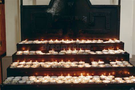 Candele accese sull'altare in una chiesa