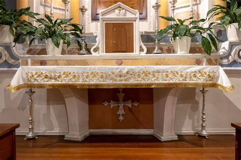 Altare cattolico riccamente adornato con tovaglie di lino