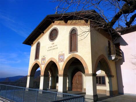 Interno della navata del Santuario dello Zuccarello con particolare sugli affreschi