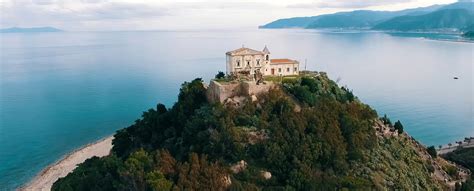 Interno del Santuario della Madonna del Monte, con enfasi sull'altare maggiore e la statua