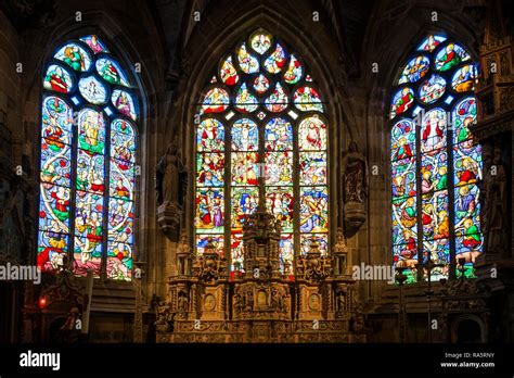 Dettaglio delle sculture di Francesco Messina o vetrate di Willy Kaufmann all'interno della chiesa