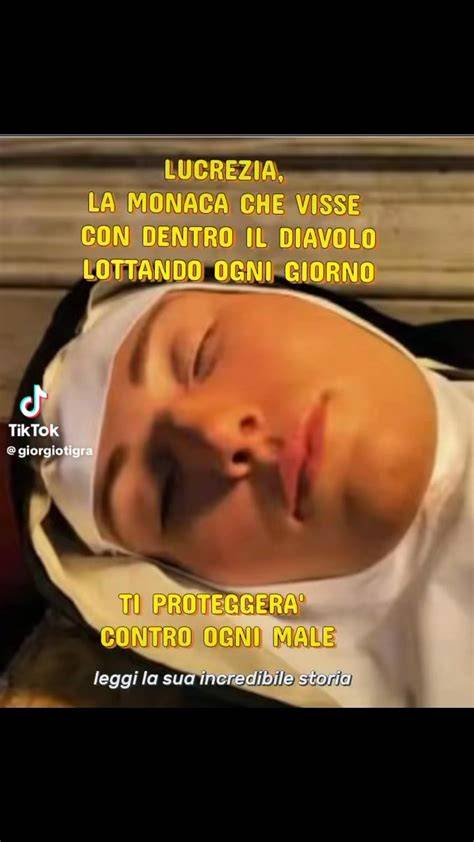 Monaca in preghiera silenziosa nella sua cella o in un luogo tranquillo