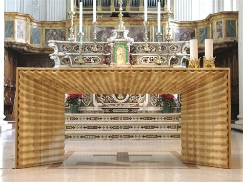 Interni di chiesa con arredi sacri in legno e metallo