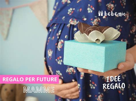 Futura mamma circondata da donne durante una cerimonia di Mother Blessing