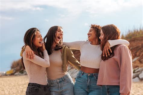 Gruppo di donne che applicano bende gessate sulla pancia di una futura mamma per creare un calco