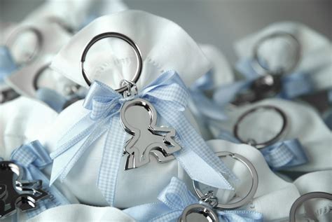 Selezione di bomboniere in argento per battesimo, includendo portafoto e piccoli oggetti simbolici