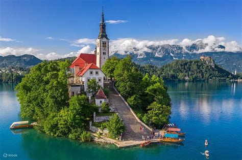 Lago di Bled con l'isola e il castello sullo sfondo in una giornata invernale