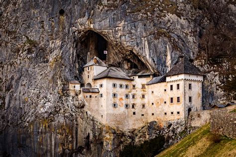 Castello di Predjama incastonato nella roccia, con la grotta sottostante