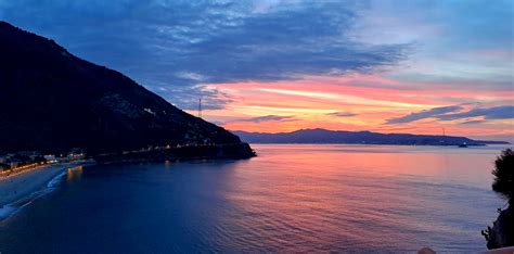 Vista panoramica di Portorose al tramonto con la costa e il mare