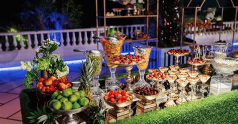 Tavolo imbandito con un ricco buffet di dolci e salati tipici siciliani per un battesimo