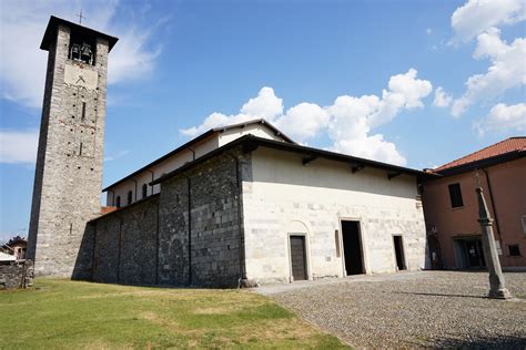 Fotografia aerea dell'Abbazia di San Donato, Sesto Calende, che mostra l'edificio principale, il campanile e il sagrato circostante.