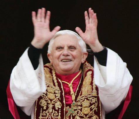 Foto della prima apparizione di Papa Benedetto XVI dopo l'elezione