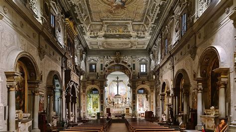Interno della Chiesa di Ognissanti con affreschi e crocifisso ligneo