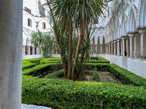 Giardino centrale del Chiostro del Paradiso con palme e portici circostanti