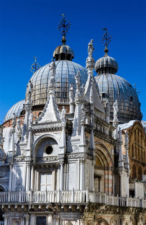 Dettaglio architettonico della cupola della Basílica da Estrela
