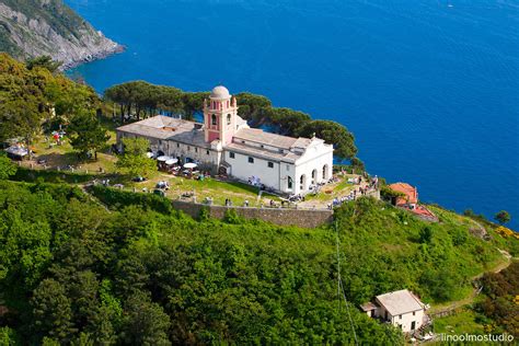 Panorama del Santuario di Montenero con vista sul mare