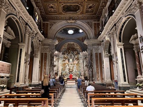 Interno del Santuario di Montenero con l'altare maggiore
