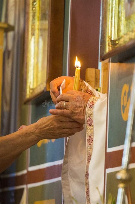 Rappresentazione artistica dell'unzione delle mani di un sacerdote durante la cerimonia di ordinazione