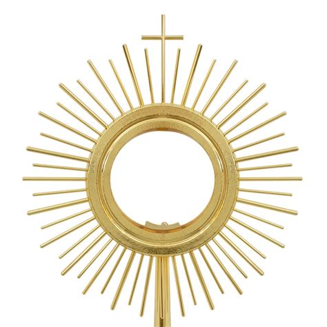 Un'immagine suggestiva di un ostensorio esposto sull'altare durante una veglia di preghiera silenziosa, con luci soffuse per enfatizzare il clima di raccoglimento.