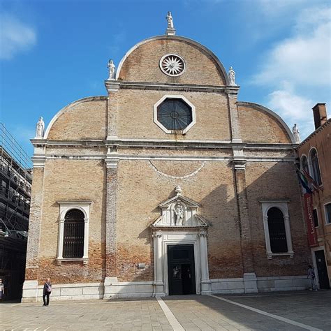 Foto d'archivio o attuale dell'interno della chiesa di Santa Maria del Carmelo durante una funzione religiosa.