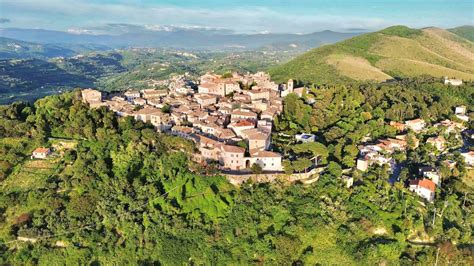 Veduta panoramica del borgo di Fara in Sabina con il complesso monastico arroccato sul monte.