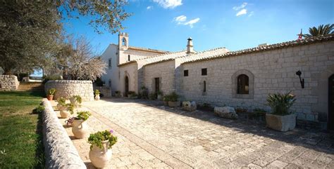Interno di una camera dell'Eremo della Giubiliana con mobili d'epoca, pavimenti in pietra pece e dettagli ricercati