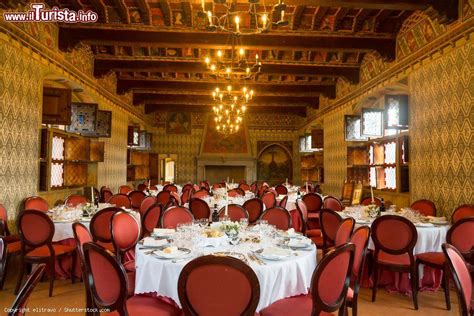 Sala ristorante dell'Eremo della Giubiliana con volte d'archivolto e allestimento per un banchetto nuziale