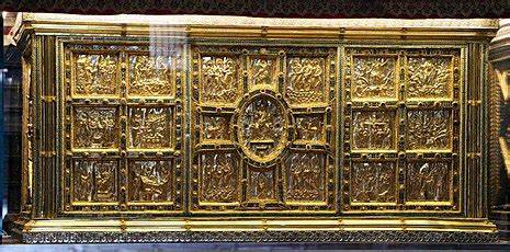 Dettaglio delle cornici gemmate e degli smalti cloisonné sull'Altare di Sant'Ambrogio