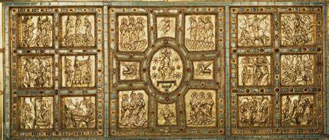 Dettaglio della firma di Vuolvinio e l'autoritratto sull'Altare di Sant'Ambrogio