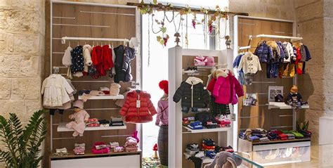schema illustrativo con diverse tipologie di abbigliamento per neonati e bambini piccoli, suddiviso per stagioni