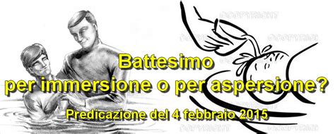 Illustrazione comparativa del battesimo per immersione e per aspersione in contesti diversi