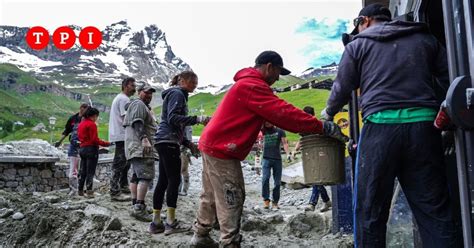 fotografia di volontari evangelici impegnati in attività di assistenza sociale (distribuzione cibo, accoglienza)