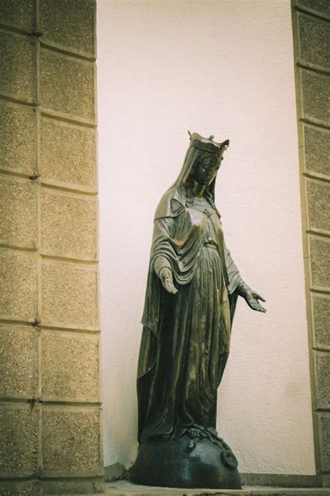 dettaglio storico o illustrazione d'epoca della statua della Vergine venerata nel santuario