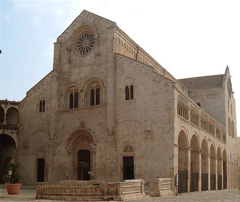 Veduta d'insieme della facciata principale della Cattedrale di Bitonto con il rosone centrale.
