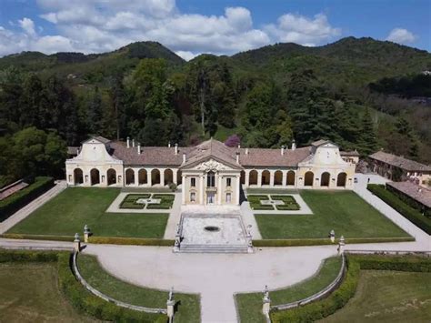 Veduta panoramica della struttura Jesuheim circondata dai vigneti di Cornaiano