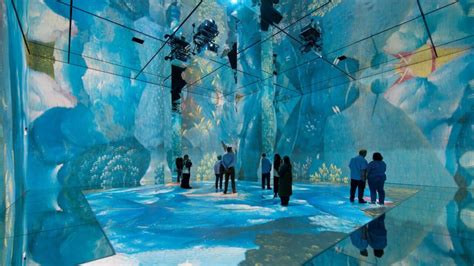 Installazione artistica moderna a tema natalizio con elementi tecnologici interattivi.