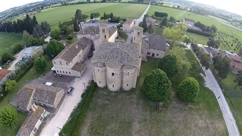 Veduta panoramica dell'abbazia di San Claudio al Chienti immersa nella campagna marchigiana