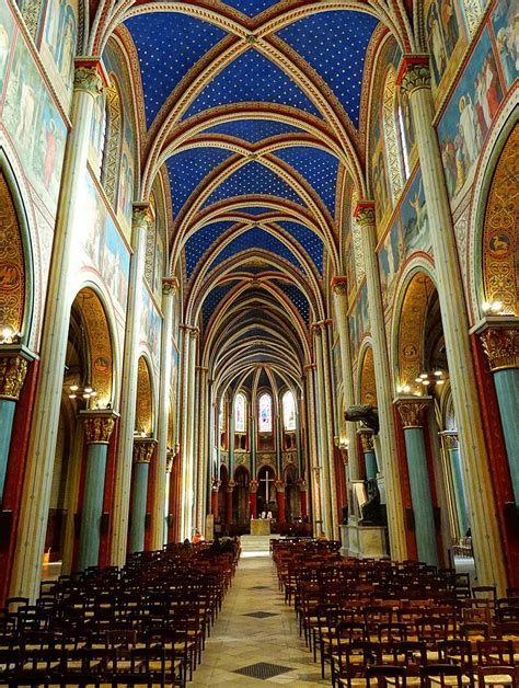 Interno della Chiesa di Saint-Germain-des-Prés con affreschi