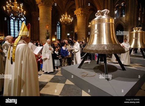 Panoramica delle torri di Notre-Dame, con le campane visibili all'interno
