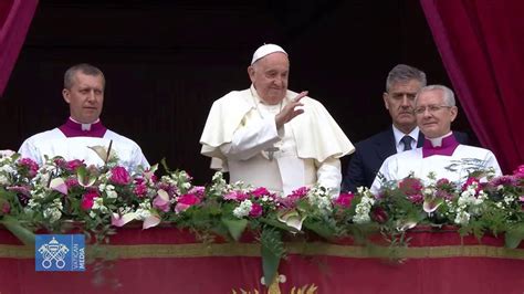 Papa Francesco saluta la folla al Circo Massimo